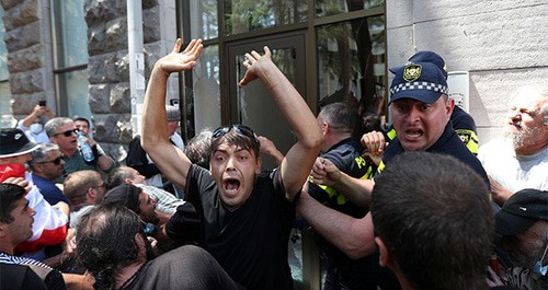 Протестующие штурмуют офис ЛГБТ-активистов на митинге против запланированного "Марша за достоинство" во время "Недели ЛГБТ" в Тбилиси, Грузия, 5 июля 2021 г. Фото: REUTERS/Ираклий Геденидзе