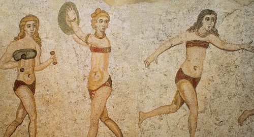 Римские женщины в набедренных повязках. Римская мозаика из Сицилии, 4-й век н. э. Фото: Le Musée absolu / Wikimedia Commons