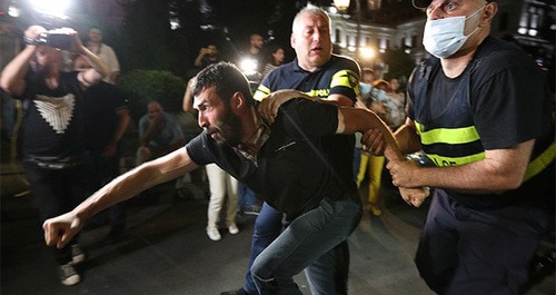 Сотрудники полиции задерживают участника акции. Тбилиси, 6 июля 2021 г. Фото: REUTERS/Ираклий Геденидзе