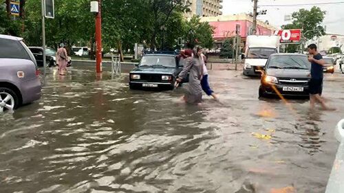 Затопленные улицы Махачкалы. 7 июля 2021 г. Скриншот видео https://ria.ru/20210707/makhachkala-1740323458.html