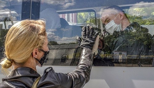 Новобранец отправляется на службу по призыву. Фото: MOROZOV KONSTANTIN / Минобороны России (structure.mil.ru/structure/okruga/west/news/more.htm?id=12293754@egNews)