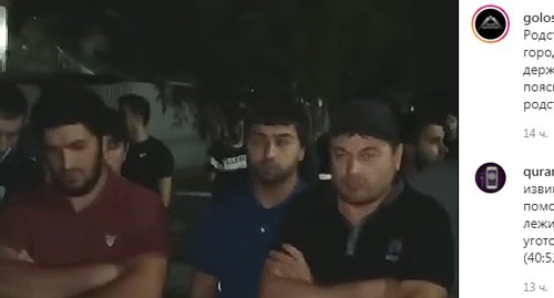 Родственники задержанного в Хасавюрте у здания горотдела полиции. Скриншот сообщения https://www.instagram.com/p/CRCd266oaeR/