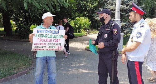 Сотрудник полиции записывает данные пикетчика. Фото Татьяны Филимоновой для "Кавказского узла"