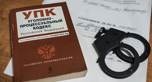 Уголовно-процессуальный кодекс и наручники. Фото: Валентина Мищенко / Югополис