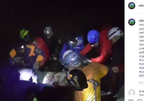 Эвакуация пострадавшего в Безенгийском ущелье туриста. Скриншот публикации https://www.instagram.com/p/CRH9qc-ofGz/