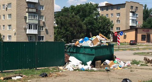 Свалка мусора около контейнерной площадки в Красном Сулине. Фото Вячеслава Прудникова для "Кавказского узла".