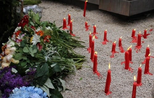Цветы и свечи в память об умершем после избиения операторе "ТВ-Пирвели" Лексо Лашкараве. Тбилиси, 11 июля 2021 года. Фото Инны Кукуджановой для "Кавказского узла".