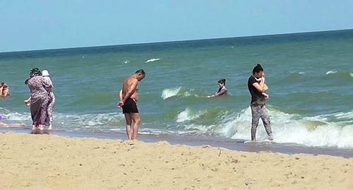Отдыхающие на пляже в Махачкале. Скриншот видео Вадим Сергин https://www.youtube.com/watch?v=0A-85zh7RR4