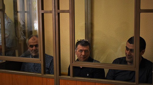 Вилен Аванесов, Александр Парков и Арсен Аванесов (слева направо) в зале суда. 14 июля 2021 года. Фото Константина Волгина для "Кавказского узла"    
