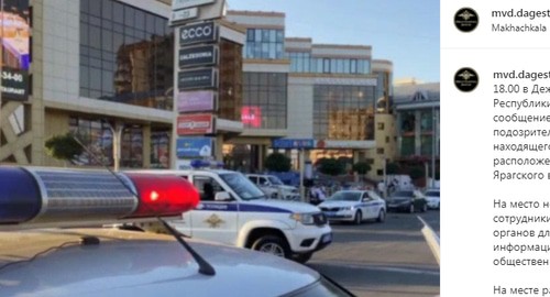 Машины полиции у торгового центра в Махачкале. Скринщот сообщения МВД Дагестана https://www.instagram.com/p/CRWo0FbqgwV/
