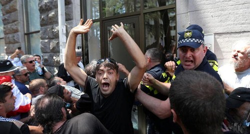 Беспорядки в Тбилиси 5 июля 2021 года. фото REUTERS/Irakli Gedenidze