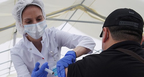 Медицинский работник делает прививку от COVID. Фото: REUTERS/Tatyana Makeyeva