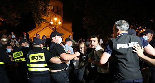 Задержание активистов во время беспорядков на акциях протеста против гей-парада в Тбилиси. 5 июля 2021 г. Фото: REUTERS/Irakli Gedenidze