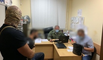 Фото допроса задержанного с сайта следственного управления Следственного комитета РФ по Ставропольскому краю.