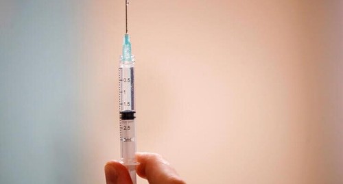 Шприц с вакциной Фото REUTERS/Sarah Meyssonnier