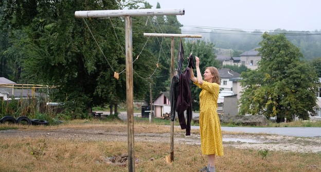 Кадр фильма Владимира Битокова "Мама, я дома". Фото https://www.kino-teatr.ru/kino/movie/ros/144954/foto/1052110/#foto