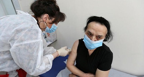 Медицинский работник делает прививку от Ковид. Фото: REUTERS/Irakli Gedenidze