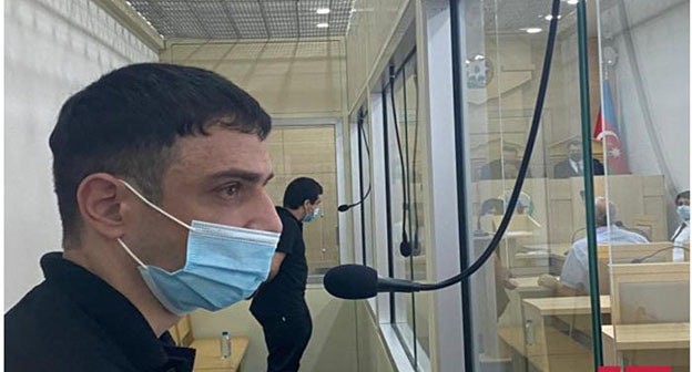 Давид Давтян и Геворг Суджян в зале суда. Фото https://apa.az/ru/xeber/proisshestvie-v-azerbaydjane/prokuror-zaprosil-16-let-liseniya-svobody-dlya-kazdogo-iz-obvinyaemyx-v-spionaze-armyan-obnovleno-2-452872