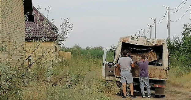 Рабочие вывозят обломки снесенных домов. Фото Татьяны Филимоновой для "Кавказского узла".
