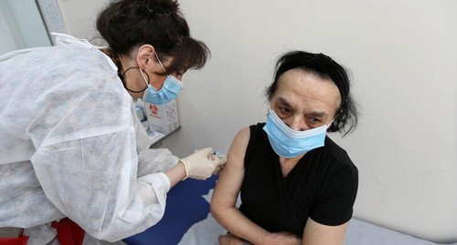 Вакцинация в госпитале Тбилиси. Фото REUTERS/Irakli Gedenidze