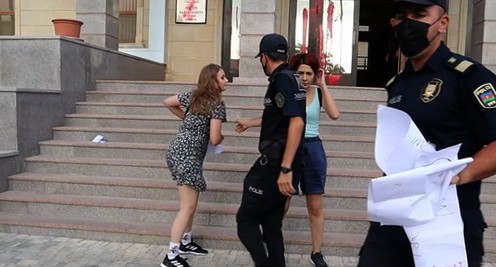 Полицейские отбирают плакаты у активисток. Баку, 4 августа 2021 года. Кадр видео Meydan TV www.youtube.com/watch?v=Sm9Wy_44uWs