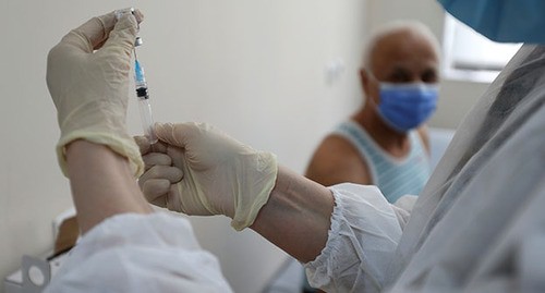 Медицинский работник делает прививку от COVID. Фото: REUTERS/Irakli Gedenidze