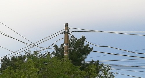 Столб распределения электричества в сельской местности. Фото Нины Тумановой для "Кавказского узла"