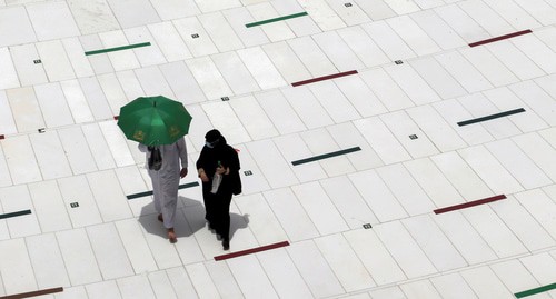 Паломники уходят после совершения прощального тавафа вокруг святой Каабы в Большой мечети, завершая свой расширенный хадж "Хадж Аль Кабир" во время ежегодного паломничества в священный город Мекка, Саудовская Аравия, 22 июля 2021 года. Фото REUTERS/Ахмед Йосри
