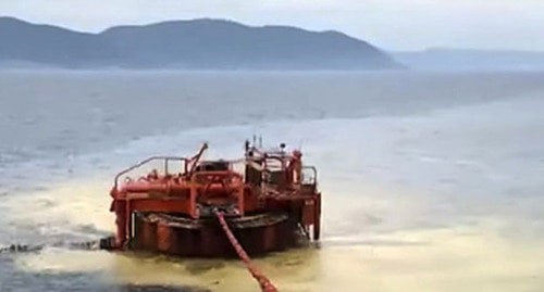 Устранение последствий разлива нефти в акватории Черного моря около Новороссийска. Скриншот видео из инстаграма руководителя Росприроднадзора Светланы Радионовой, instagram.com/_svetlana__radionova_/