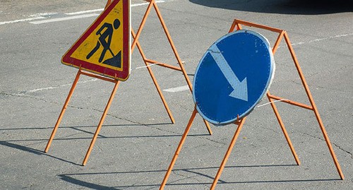 Предупреждающие знаки на дороге. Фото Елены Синеок, Юга.ру