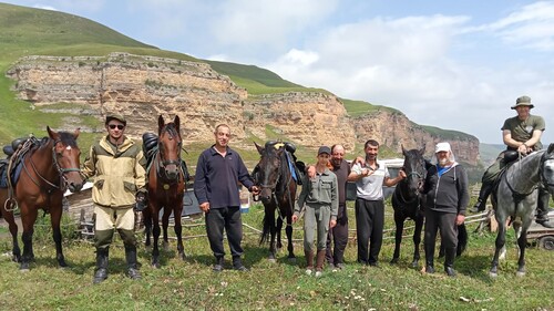 Участники первого Северо-Кавказского конного туристического похода. Фото предоставлено 
"Кавказскому узлу" организаторами похода Ибрагимом Ягановым и Валерием Поматовым.