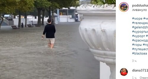 Затопленная после ливня улица в Геленджике. Стопкадр из видео в Instagram-паблике "Подслушано. Геленджик" https://www.instagram.com/p/CSmebqJKJeA/