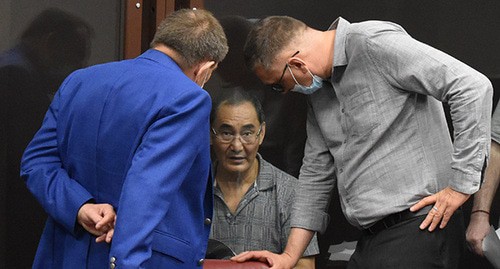 Михаил Музраев (в центре) общается с адвокатами в зале суда, 16 августа 2021 года. Фото Константина Волгина для "Кавказского узла"