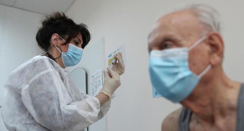 Вакцинация в Тбилиси. Фото  REUTERS/Irakli Gedenidze