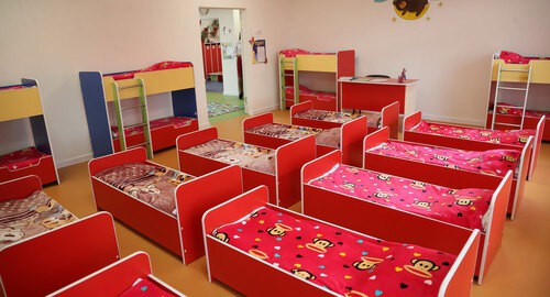 Спальня в детском саду. Фото пресс-службы президента РИ http://pravitelstvori.ru/news/detail.php?ID=36210&sphrase_id=39277