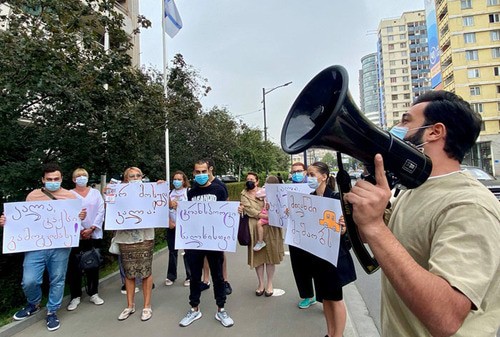Активисты на акции протеста в Тбилиси против запрета на работу общественного транспорта. Фото: страница движения "Анна Долидзе – для народа" в Facebook. https://www.facebook.com/Khalkhistvis/photos/pcb.359580098969497/359579258969581/