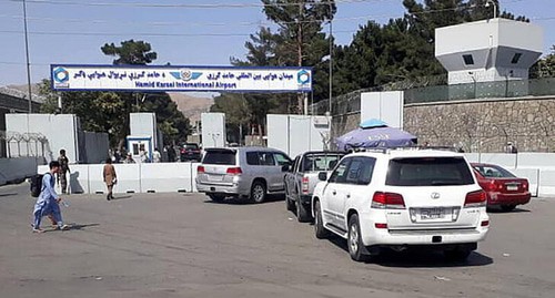 Афганская полиция проверяет автомобили у въездных ворот международного аэропорта имени Хамида Карзая в Кабуле, Афганистан, 15 августа 2021 года. REUTERS/Стрингер