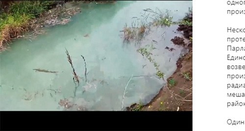 Сточные воды с завода по производству алюминиевых профилей  сбрасываются в канаву и уходят в реку Сунжа. Скриншот кадра видео в сообществе news_ingushetii в Instagram. www.instagram.com/p/CSkZjMFgeR2/
