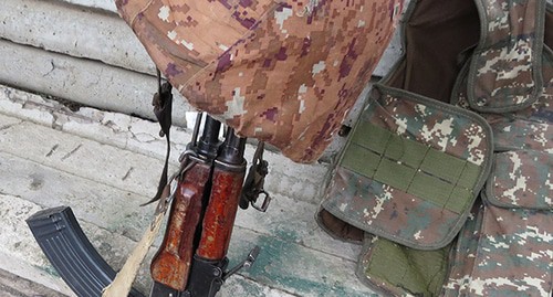 Оружие и личные вещи военнослужащего армянской армии. Фото Алвард Григорян для "Кавказского узла"