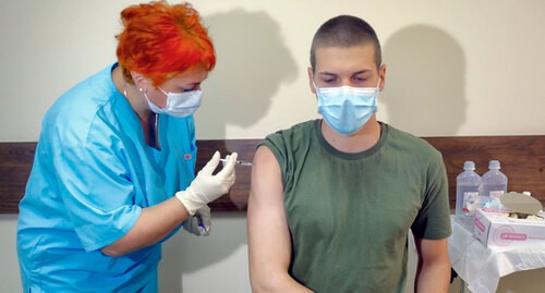 Военврач проводит вакцинацию . Фото пресс-службы МО Грузии
