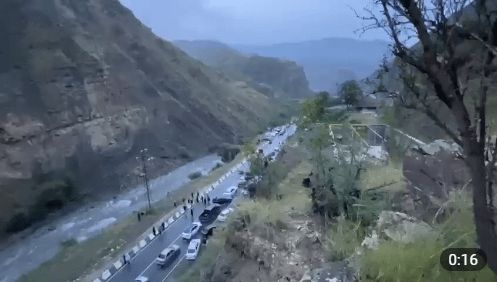 Скопление машин на въезде в село Агвали. Стоп-кадр видео https://t.me/cknot/12249