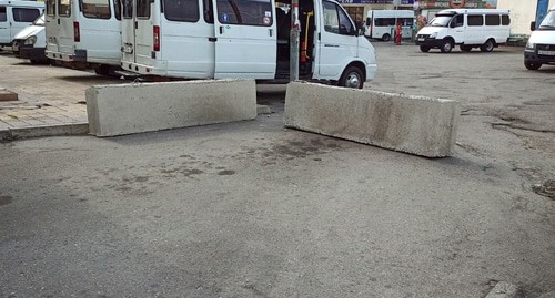Въезд на вокзал №2  в Нальчике перекрыт бетонными блокам. Фото Людмилы Маратовой для "Кавказского узла"