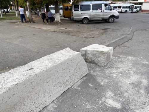 Сломанные блоки на въезде в старый автовокзал в Нальчике. Фото Л. Оразаевой для "Кавказского узла".
