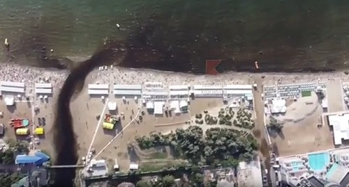 Загрязнение воды на побережье Анапы. Кадр видео 
"Типичный Краснодар" https://vk.com/videos-33025155?z=video-33025155_456266159%2Fpl_-33025155_-2