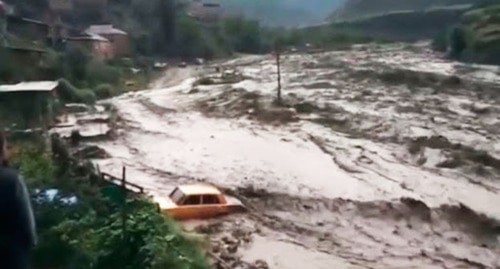 Селевой поток в Гунибском районе Дагестана. Скриншот видео МЧС Дагестана