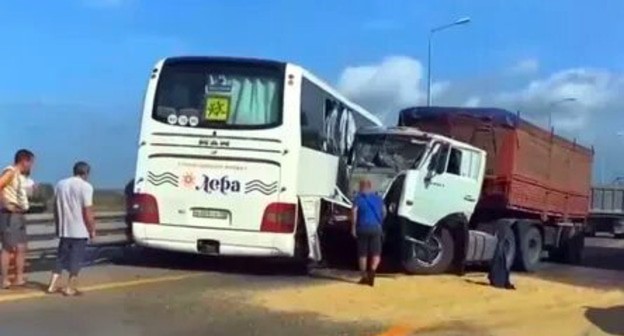 ДТП с туристическим автобусом на Кубани. Кадр видео 
Bloknot Krasnodar https://www.youtube.com/watch?v=2NFT7WpvnwY