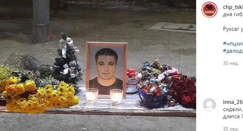 Цветы и свечи возле портрета Инала Джабиева. Скриншот со страницы «ЧП / Цхинвал» в Instagram.   https://www.instagram.com/p/CKlMRR1rjtq/ 
