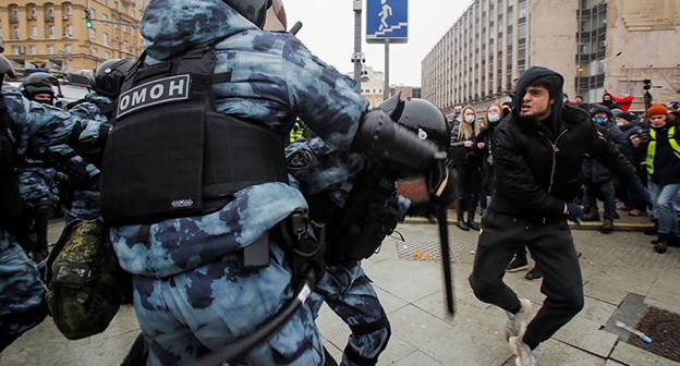 Микаил Мархиев (справа) во время акции в поддержку Навального. Москва, 23 января 2021 года. Фото: Максим Шеметов / Reuters