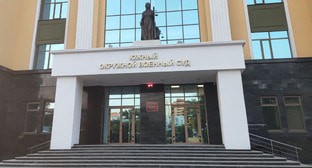 Крыльцо Южного окружного военного суда. Фото Константина Волгина для "Кавказского узла" Крыльцо Южного окружного военного суда. Фото Константина Волгина для "Кавказского узла"