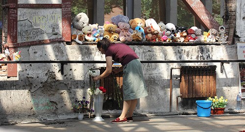 Игрушки и цветы на месте трагедии. Беслан, 1 сентября 2021 г. Фото Тамары Агкацевой для "Кавказского узла"